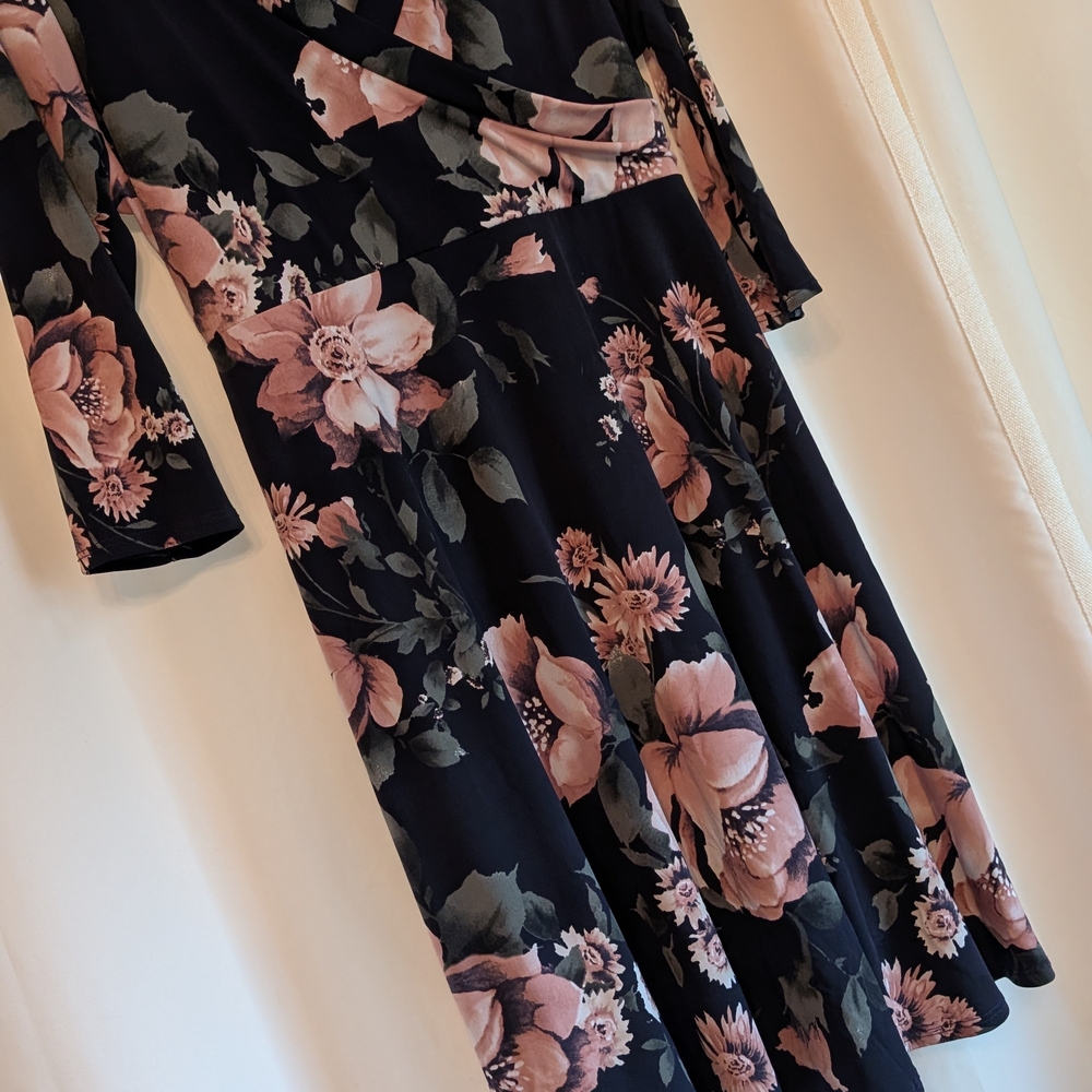 Chic Floral Long Sleeve Dress in Black and Pink